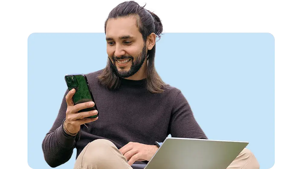 Persona realizando una trasnferencia desde su cuenta digital de BAC Honduras