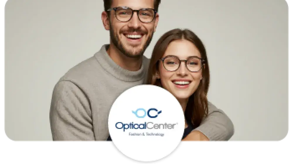 Pareja con lentetes de optical center