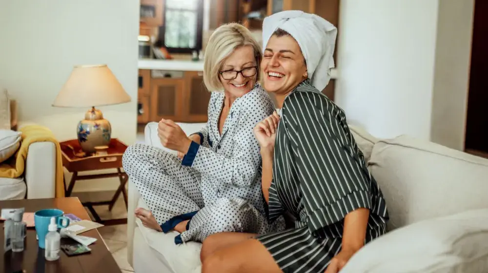 Madre e hija celebrando
