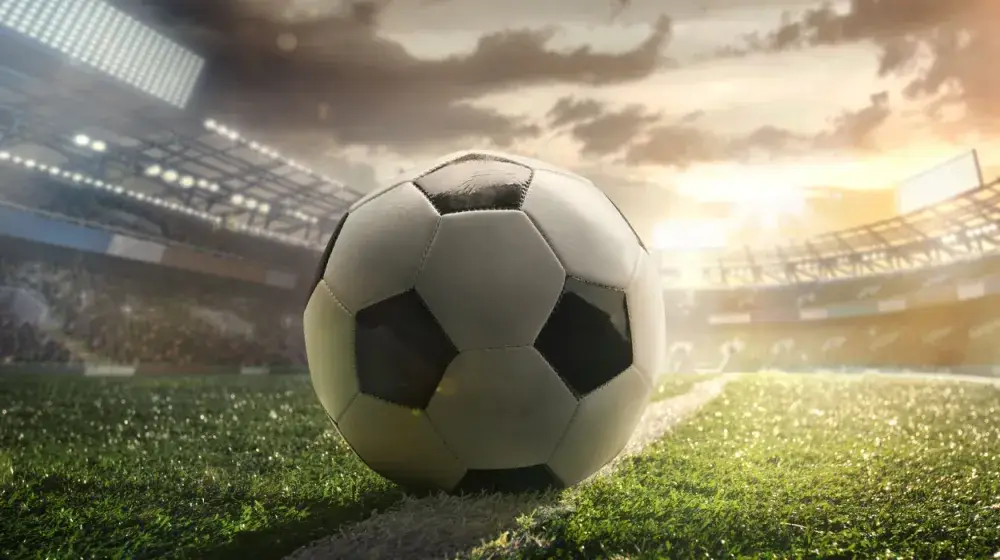 Pelota en cancha de fut
