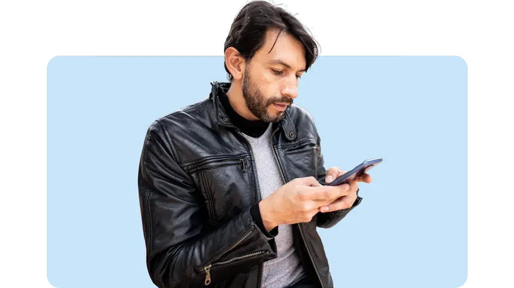 Persona realizando una trasnferencia desde su cuenta digital de BAC Honduras