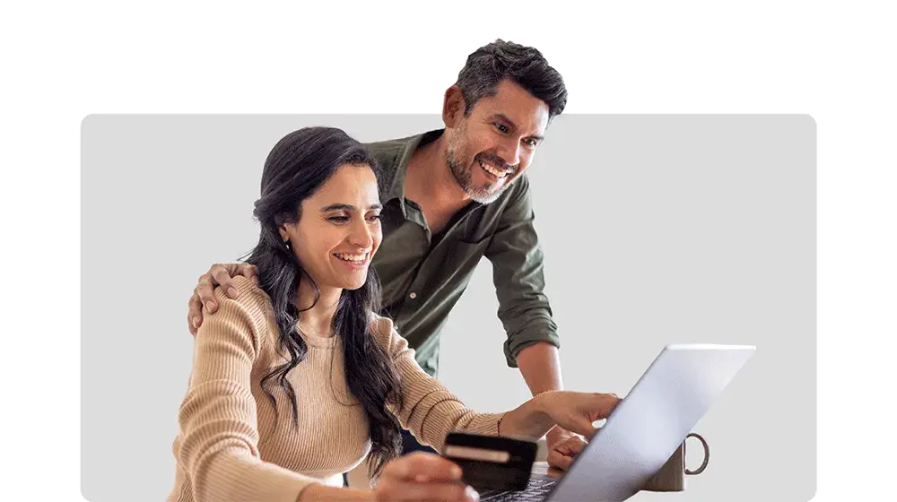 Pareja aprovechando los beneficios del extrafinanciamiento para unificar deudas