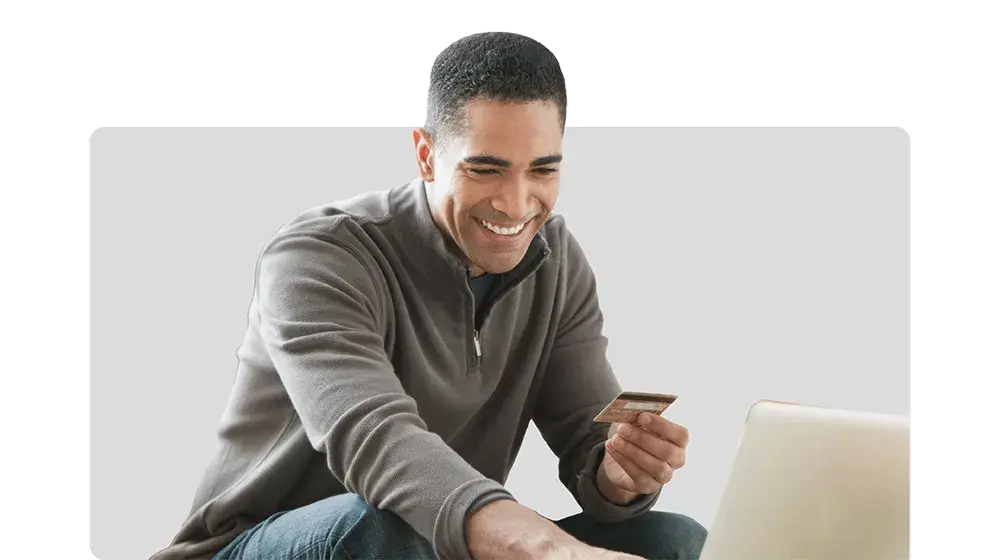 Persona utilizando los beneficios del extrafinanciamiento de BAC Panama para cubrir emergencias