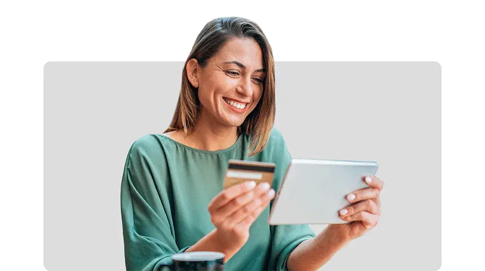 Mujer realizando una temodelacion de su hogar con el extrafinanciamiento de BAC Panama