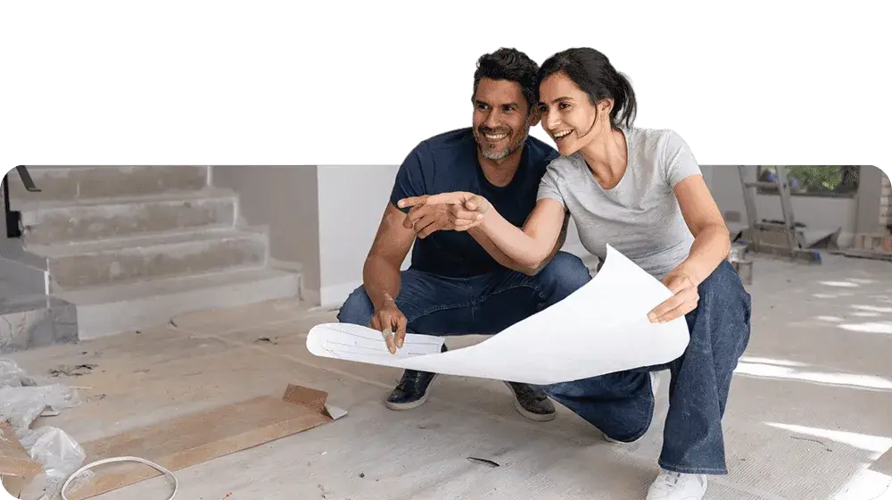 Pareja feliz revisando los planos de  construccion de su casa, gracias a Feria Casa BAC