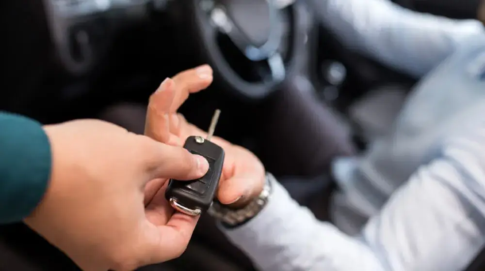 Personas aprovechando los beneficios del Valet parking con su tarjeta platinum card de AMEX