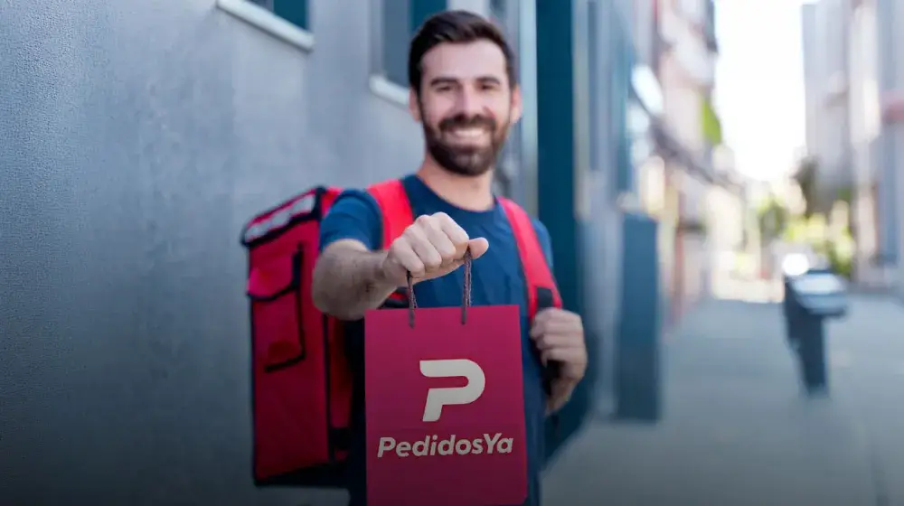 Persona mostrando una bolsa de pedidosya