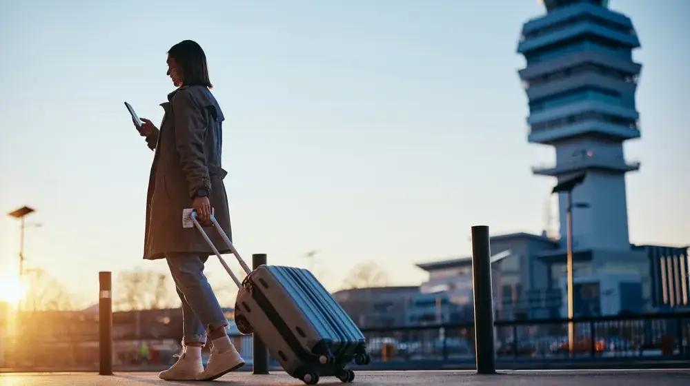 mujer con maleta de viaje