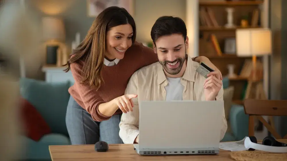 PAREJA EN LA LAPTOP
