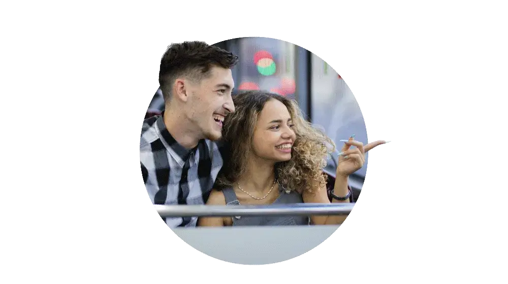 Personas disfrutando de la facilidad de pagar el transporte publico con tarjeta