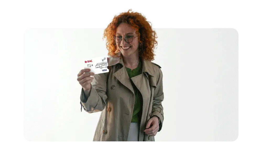 Persona utilizando su tarjeta monedero sinpe tp de BAC para pagar el transporte publico
