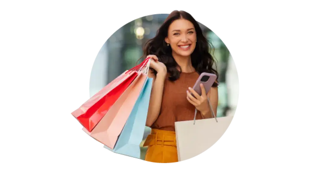 Chica feliz realizando compras