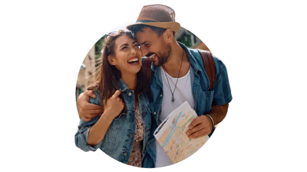 Pareja feliz viajando