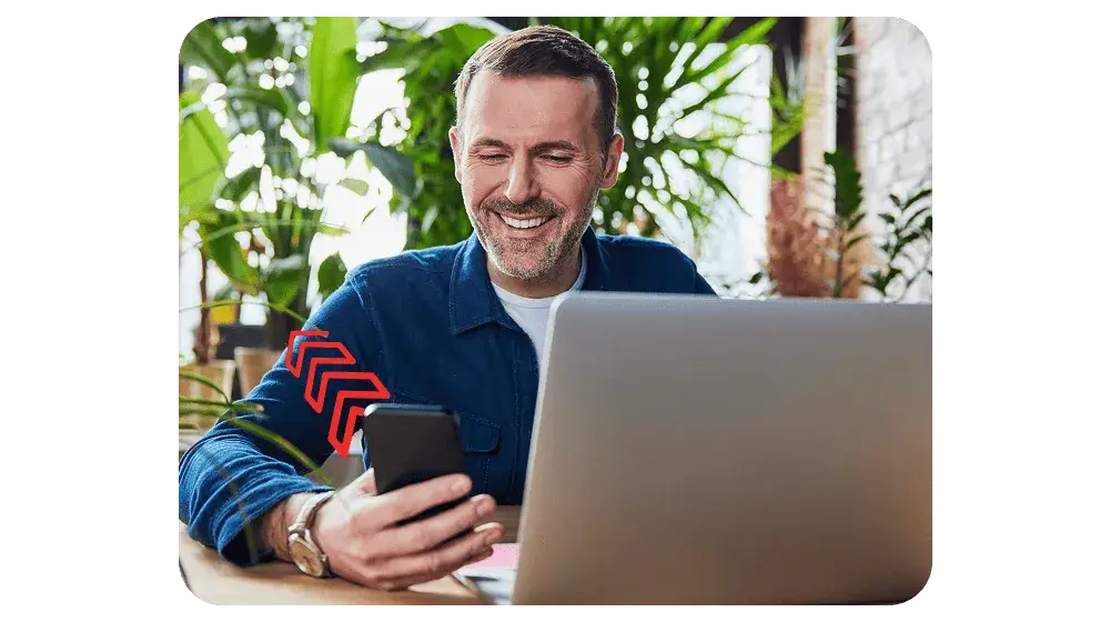 Persona pagando rapidamente con Mastercard Click to Pay y  tarjetas BAC