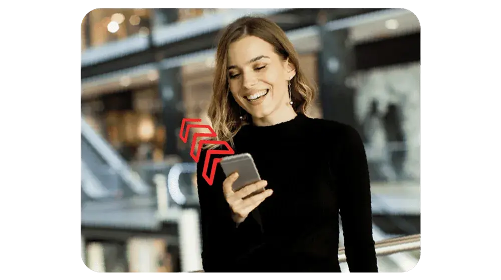 Persona disfrutando de los beneficios de Click to Pay y BAC
