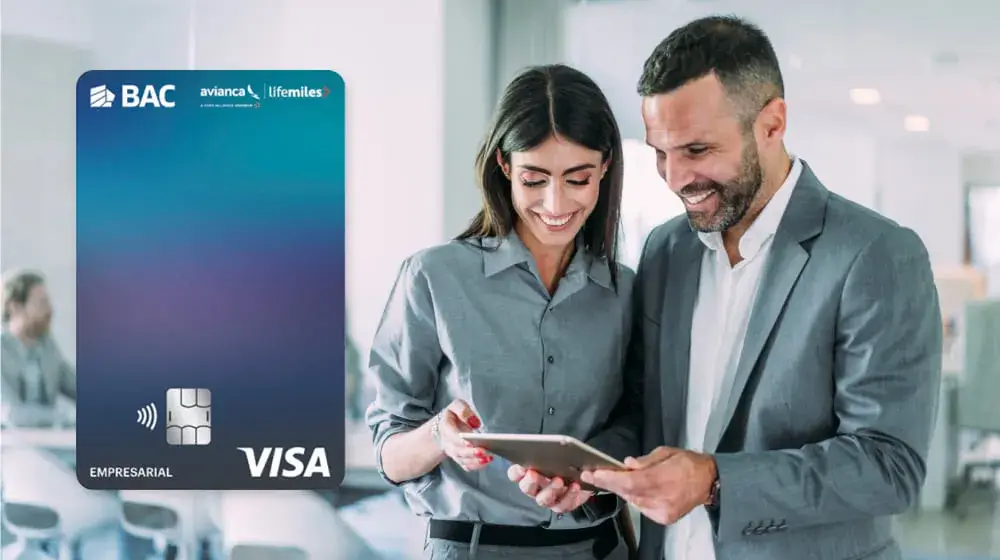 Personas verificando los beneficios de contar con la tarjeta Lifemiles empresarial de BAC Costa Rica