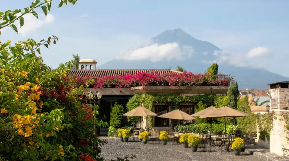 Interior con vista al volcan, Hotel Camino Real Antigua Guatemala