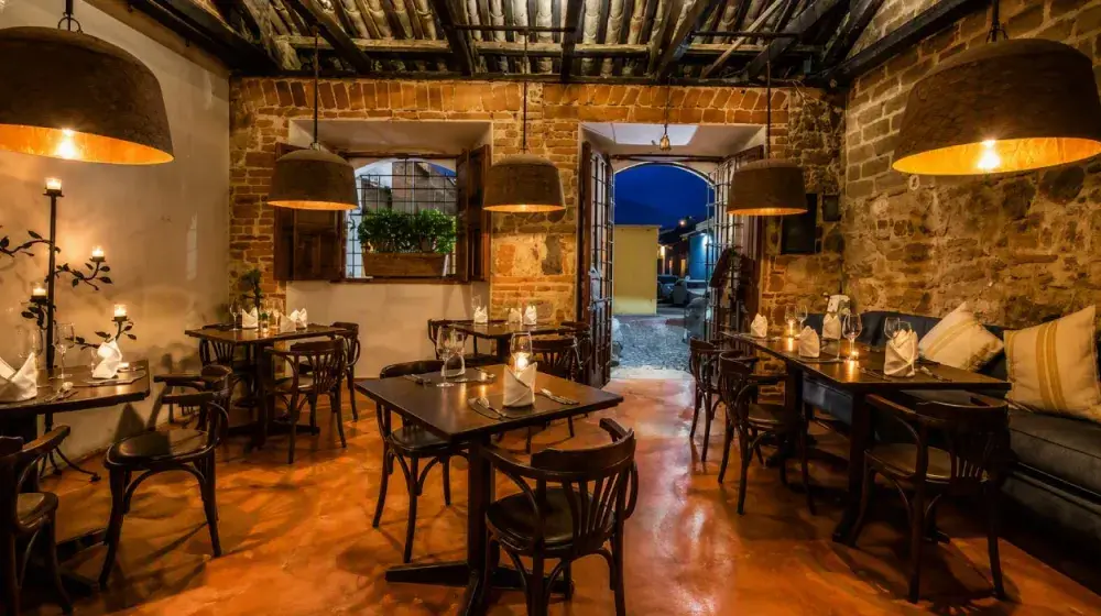 Interior restaurante entre tierras Antigua Guatemala