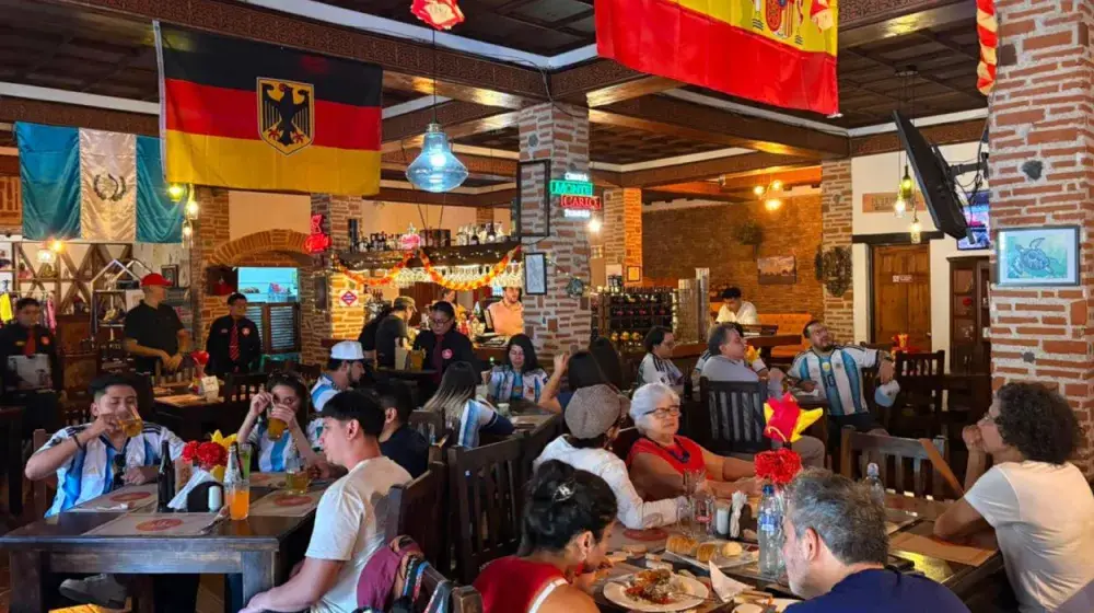 Personas compartiendo una experiencia gastronómica en un restaurante con ambiente acogedor y variedad de platillos. 