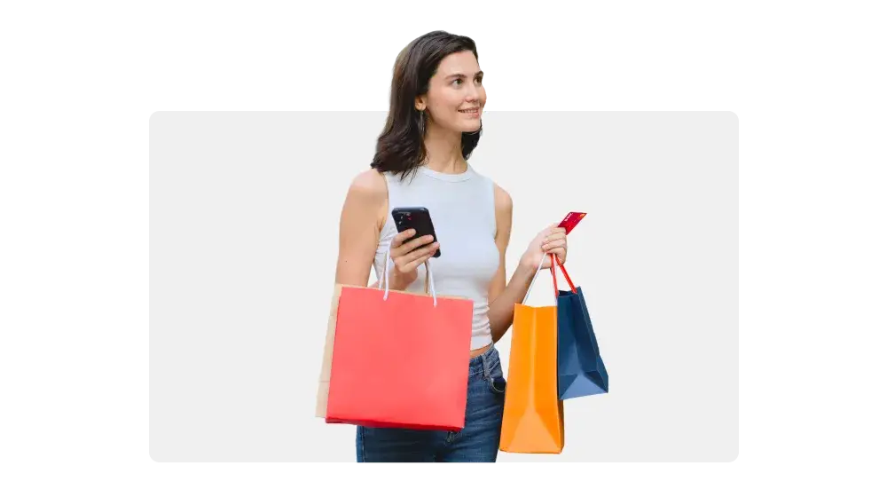 Persona disfrutando de los premios canjeados en los comercios, gracias a sus compras con La Roja Mastercard de BAC