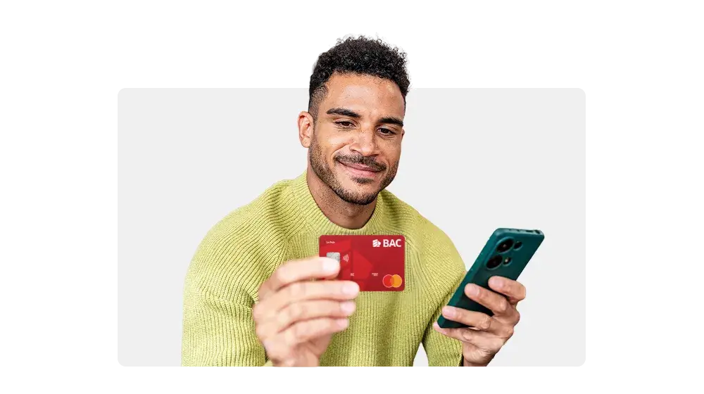 Persona comprando con su tarjeta La Roja Mastercard de BAC y acumulando acciones