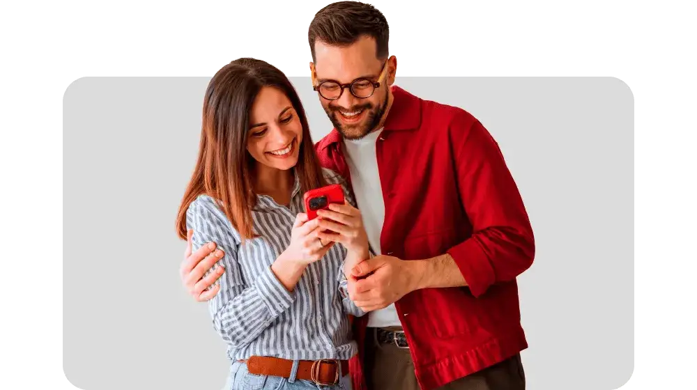 Familia llenando el formulario en línea para adquirir su vivienda en la feria virtual Casa BAC