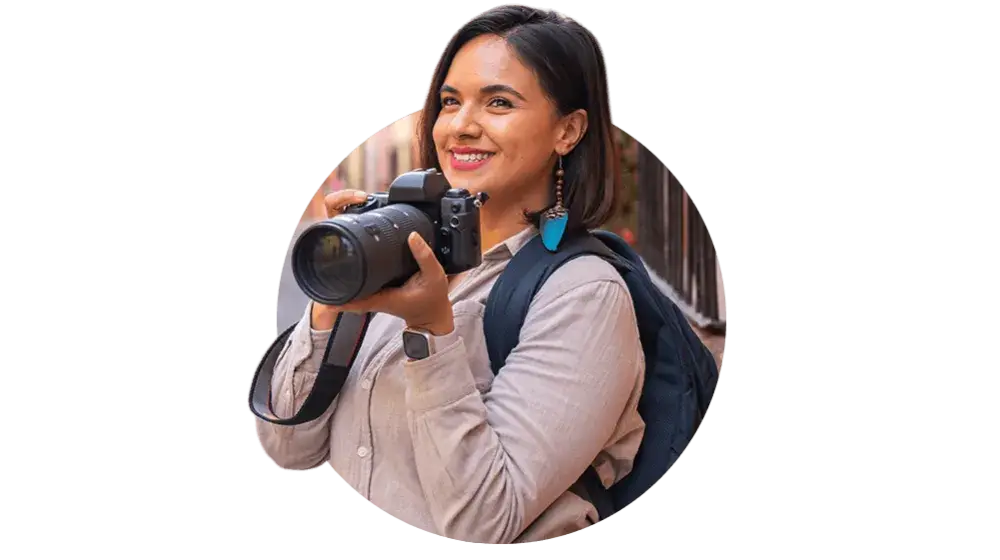 Persona sonriente disfrutando de su viaje, pago con los ahorros de su cuenta alcanza de BAC Guatemala
