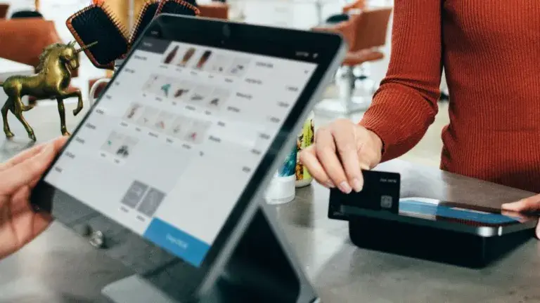 Persona realizando un pago en comercio