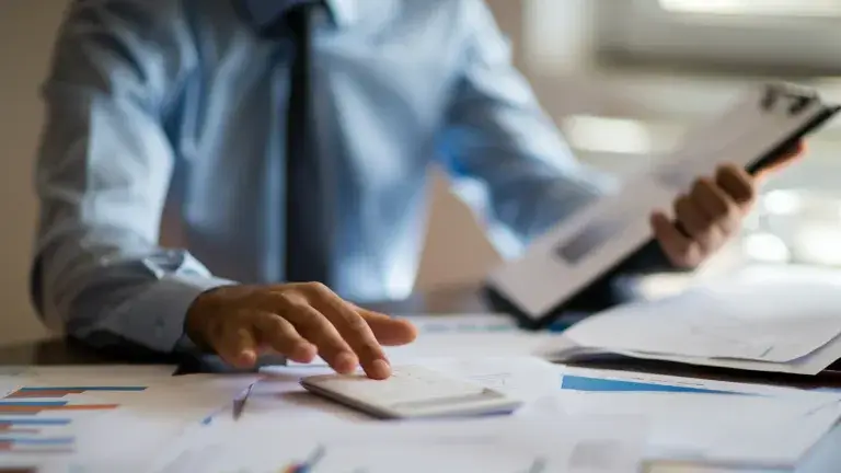 Persona llevando control de empresas con Tesorería Digital Corporativa