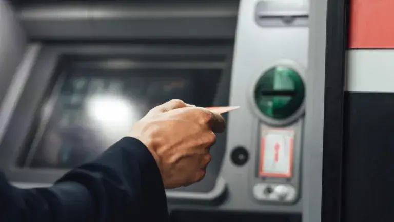 Persona sacando efectivo del cajero automático 