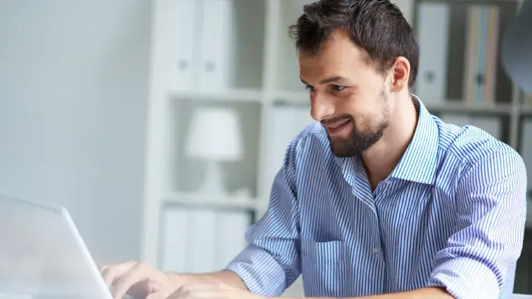 Empresario haciendo transferencias GuateACH BAC Credomatic