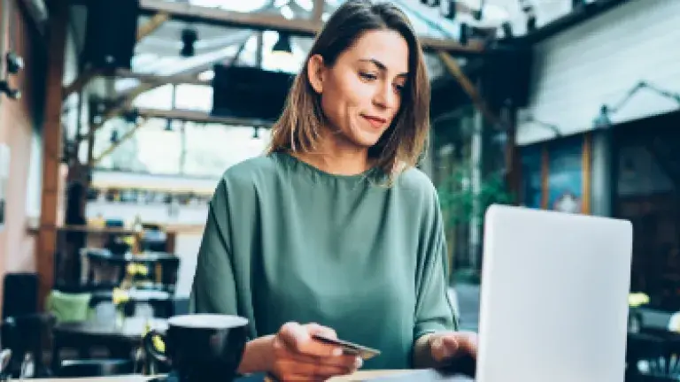 Mujer realizando transferencias bancarias digitales