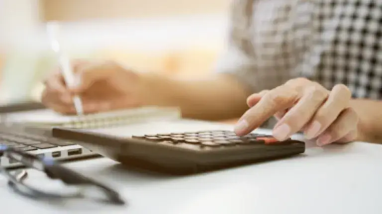 Mujer sacando cuentas monetarias