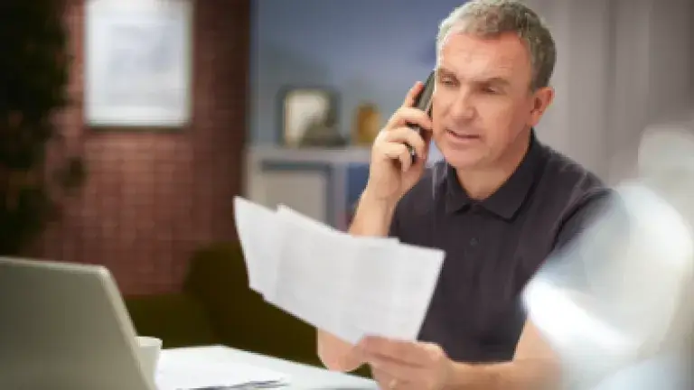 Hombre revisando planillas de empresas