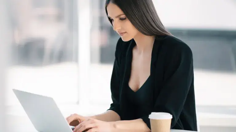 Empresaria realizando transferencias locales desde la banca en línea