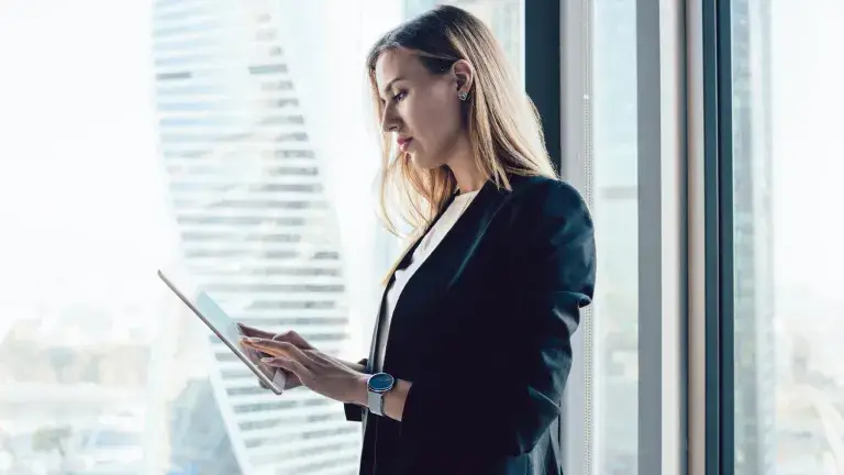 Empresaria operando linea de abasto fiduciaria desde la Banca en Línea