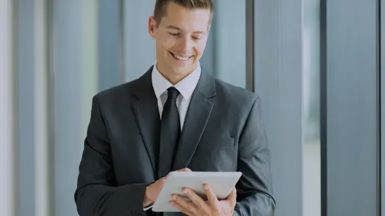 Empresario utilizando la banca en línea para gestionar la linea revolutiva