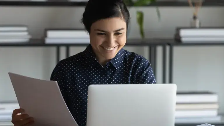 Mujer pagando impuestos de empresa