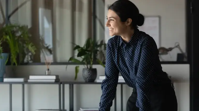 Mujer feliz en oficina porque trasladó la hipoteca