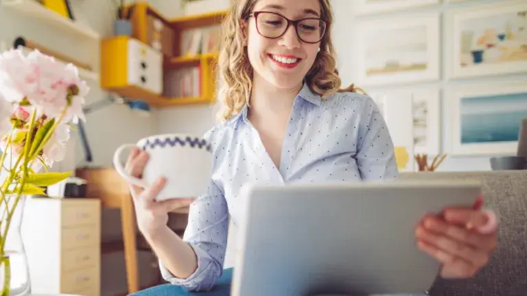 mujer comprando por internet