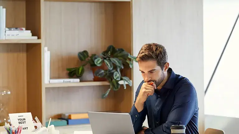 Hombre en Computadora