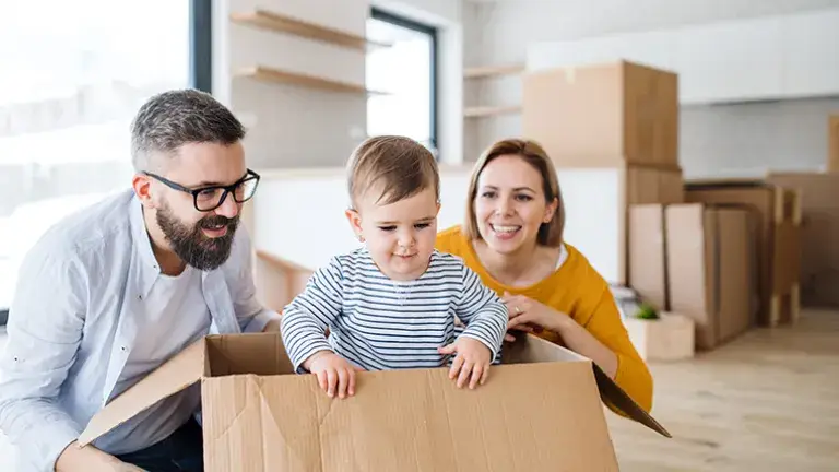 Familia disfrutando con hijo