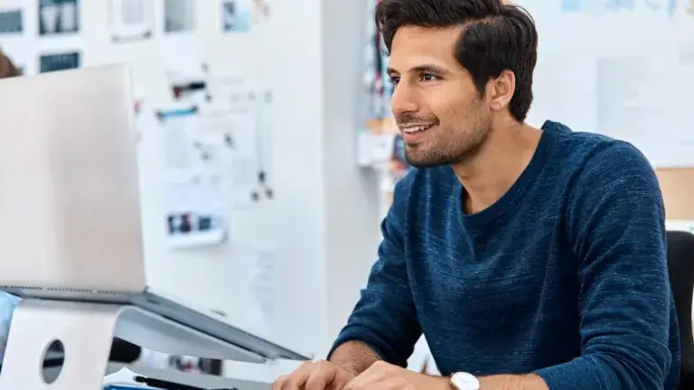 Hombre observando monitor