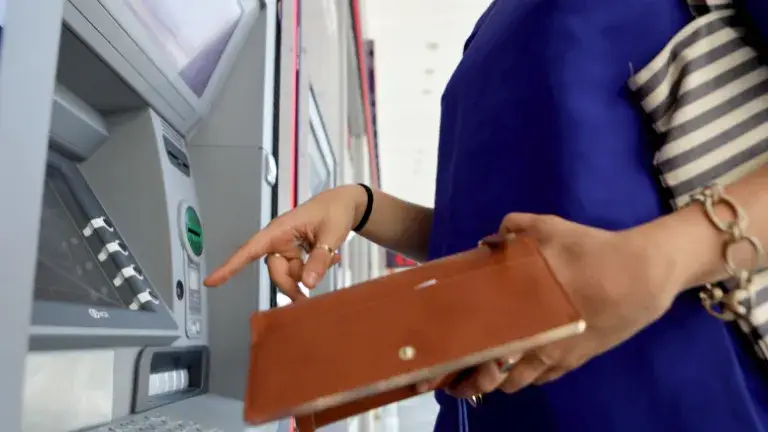 Mujer retirando dinero de ATM