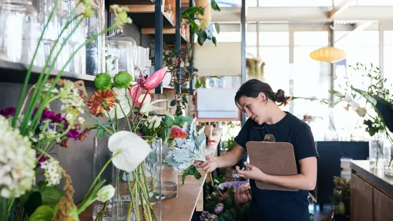 Mujer trabajando en pequeña empresa