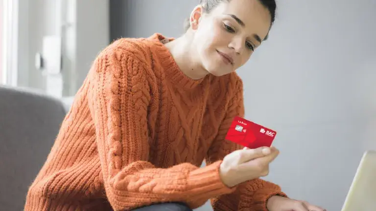 Mujer viendo tarjeta