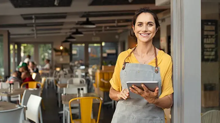 Mujer emprendedora en su negocio