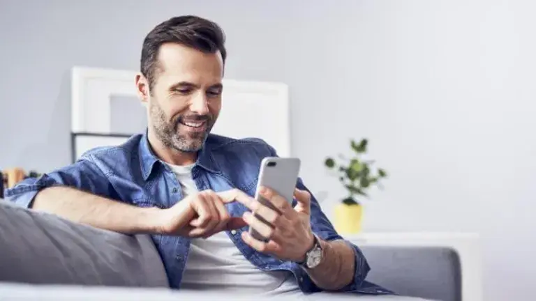 Cuenta Planilla, hombre con celular en la mano