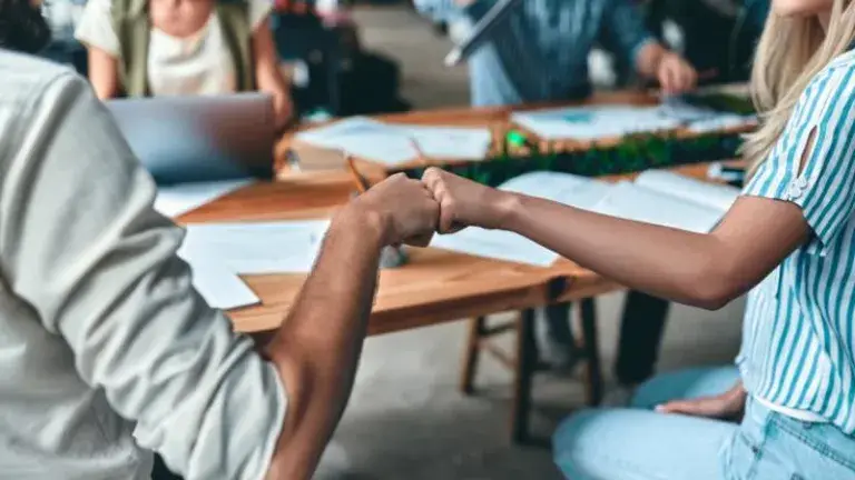 Pensión Colectiva Voluntaria, personas chocando el puño