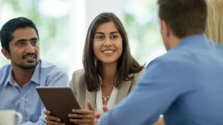 Plan de Pensión Obligatoria, personas conversando y mujer con tablet en mano